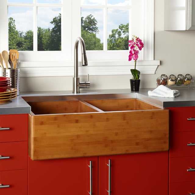 évier à poser en bois dans une cuisine rouge