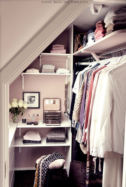 Buanderie chic blanche avec placard sous pente Buanderie chic blanche avec placard sous pente dotée de divers rangements. Nombreux accessoires de mode.dotée de divers rangements