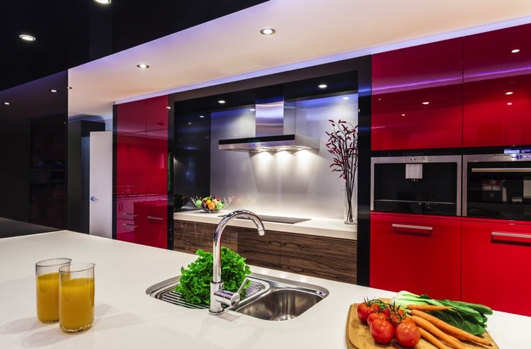 Petit évier sous plan de travail blanc avec égouttoir. Cuisine moderne rouge style pop.Évier sous plan de travail blanc. Cuisine moderne rouge style pop.