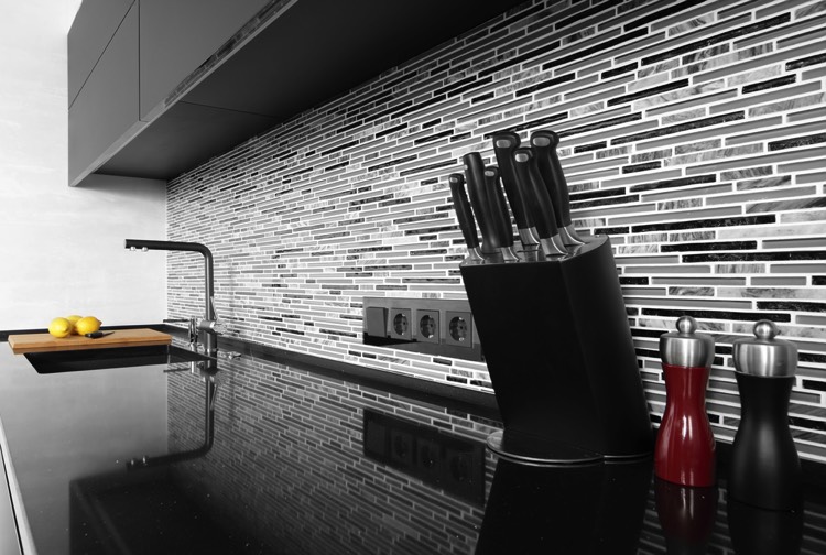 Évier encastré sous plan de travail noir effet miroir avec robinet avec porte-couteaux