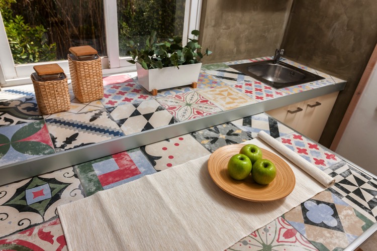 Plan travail cuisine original fait d'une mPlan travail cuisine original fait d'une mosaïque carrelage patchwork kitch avec évier intégré en inoxosaïque carrelage patchwork kitch avec évier
