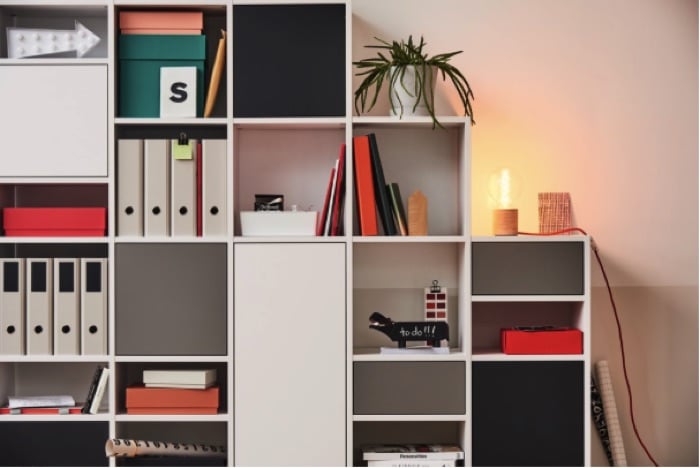 Espace de travail avec rangements avec des compartiments en blanc