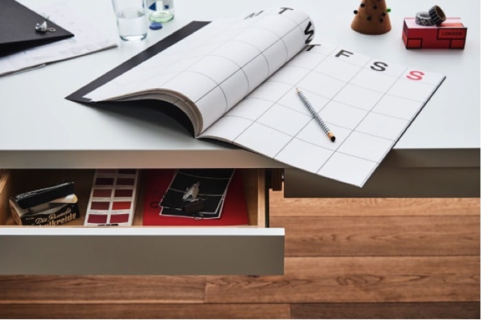 Aménager un bureau de design scandinave blanc avec tiroirs