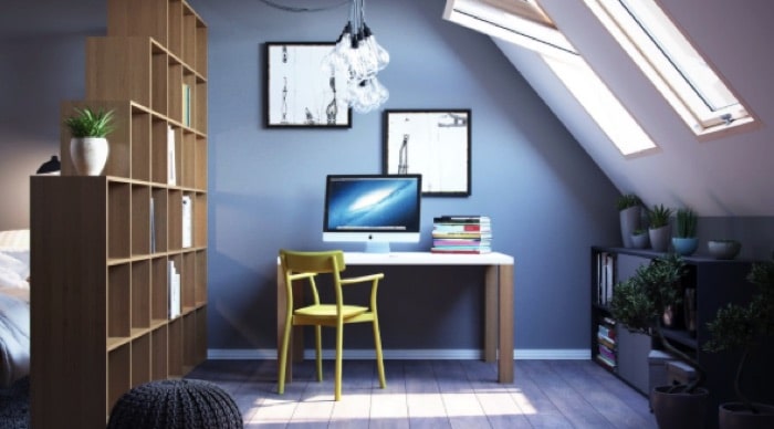 Agencement bureau blanc et en bois sur parquet avec chaise originale jaune et PC. Rangements carrés : compartiments en bois.