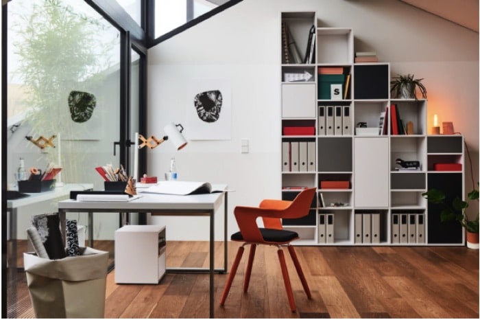 Aménager un bureau de design blanc avec chaise contemporaine orange sur parquet
