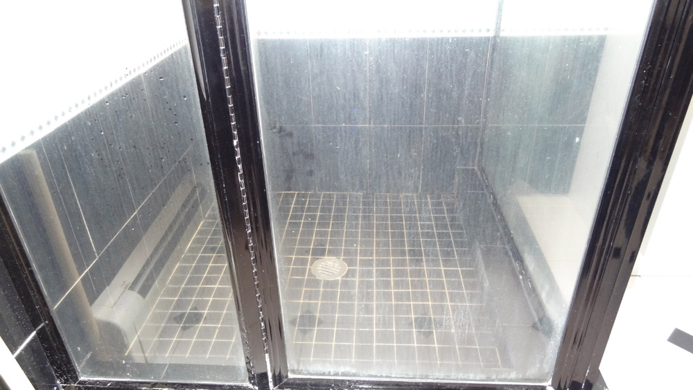 cabine de douche sale et entartrée