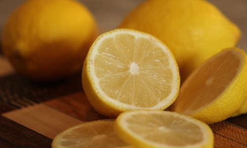 Nettoyer les joints de carrelage avec du citron salé