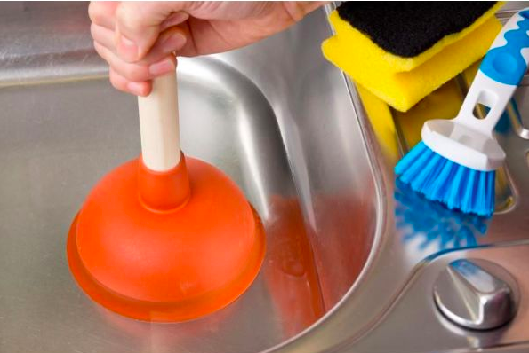 utilisez une ventouse pour déboucher votre évier ou votre baignoire
