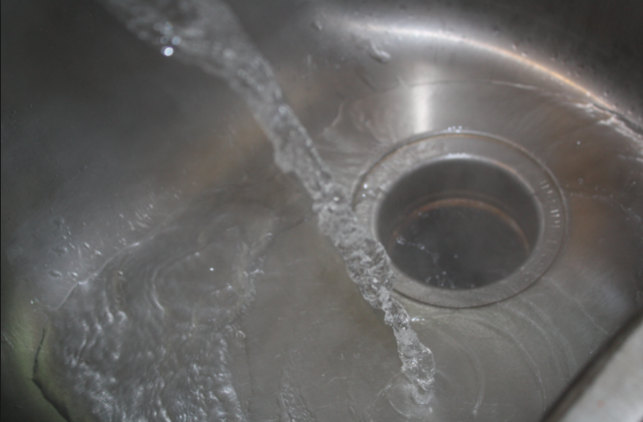 versez de l’eau bouillante dans l'évier la baignoire ou la vasque pour déboucher les canalisations
