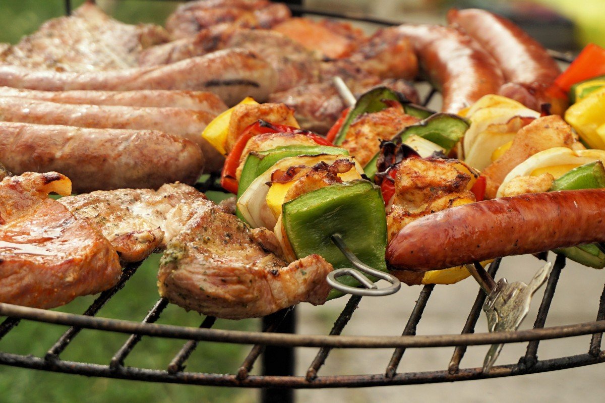 l'incontournable barbecue sur la terrasse d'été