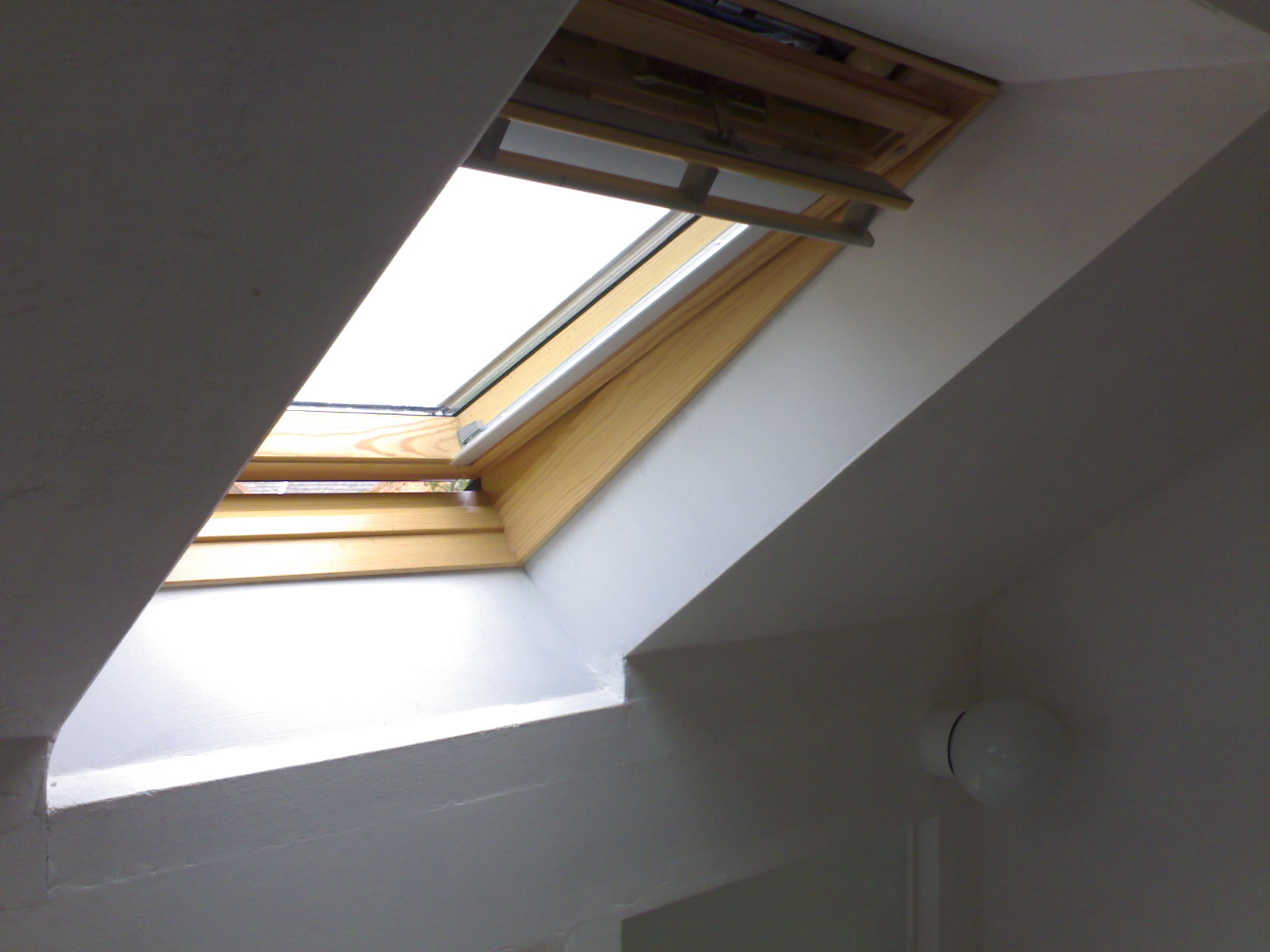 fenêtre de toit simple en bois et alu