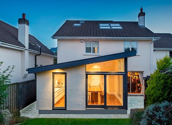 Extension de maison. Remplacement du garage par une pièce de vie.