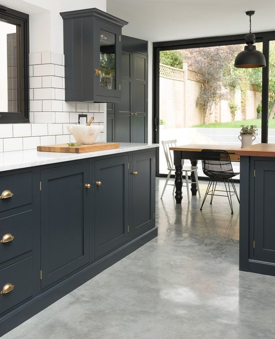 Cuisine contemporaine, avec sol gris clair en béton
