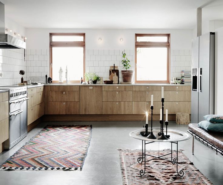 Cuisine scandinave avec tapis en patchwork et sol en béton lisse