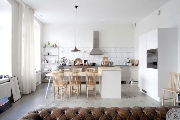 cuisine avec sol gris en béton. Style scandinave