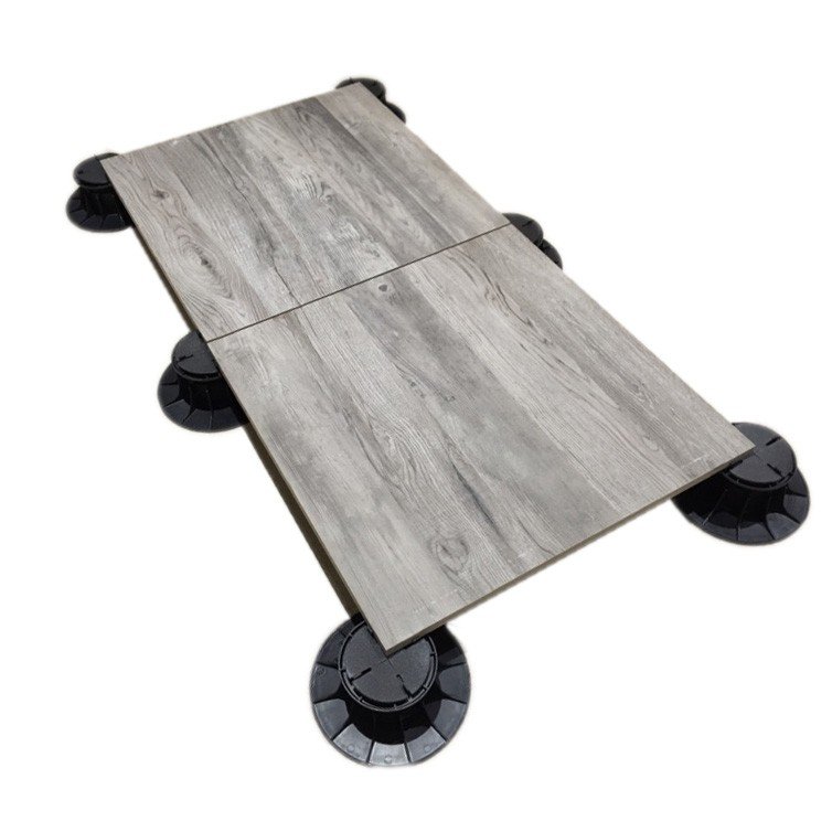 Carrelage imitation bois sur plots noirs