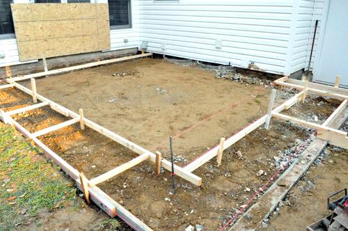 Un coffrage externe et interne en bois, pour délimiter les portions de béton à couler