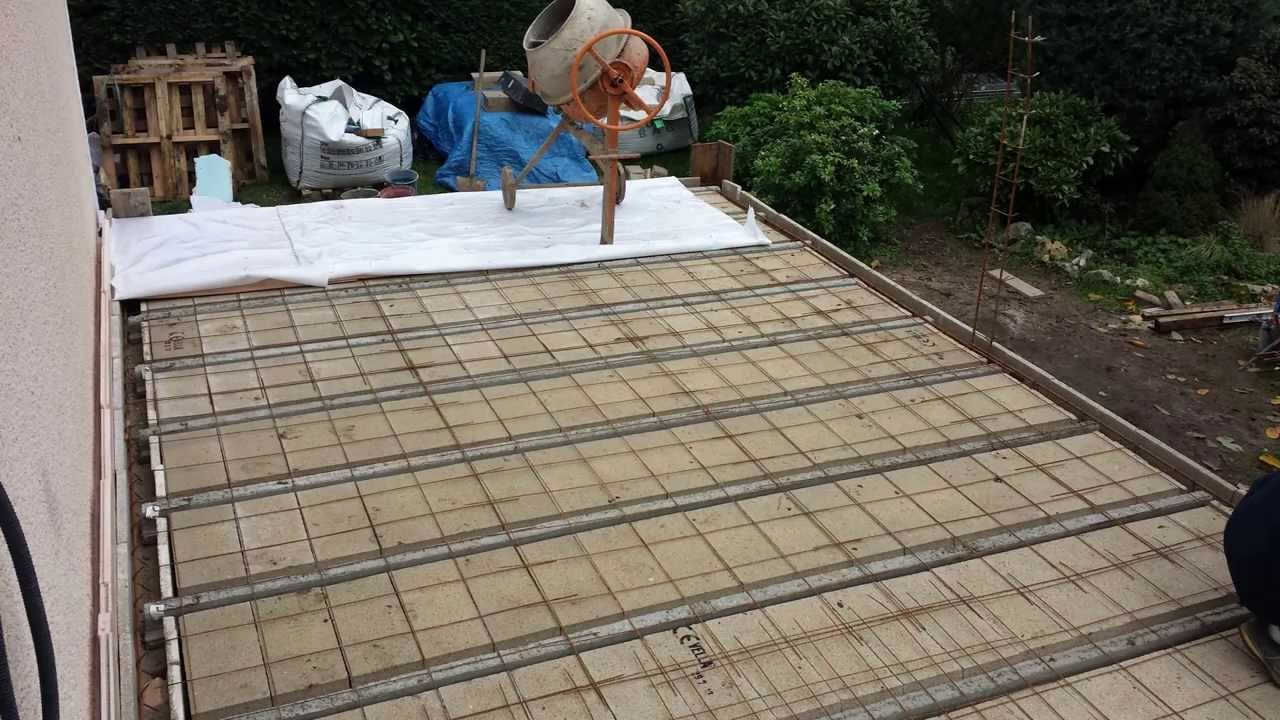 Pose d'un treillis pour la construction d'une terrasse en béton