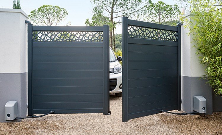 Un portail battant en aluminium gris foncé