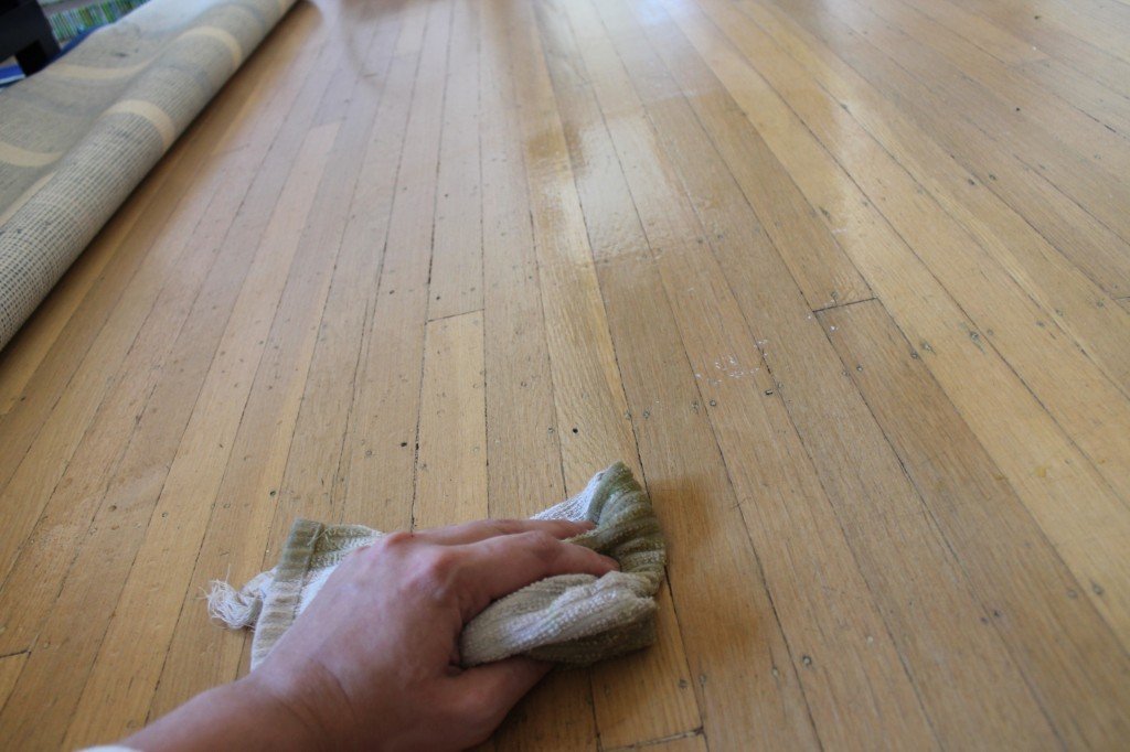 Nettoyer un parquet massif