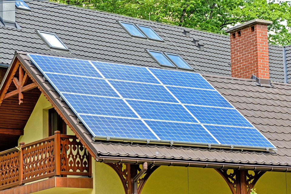 12 panneaux solaires sur un toit en pente