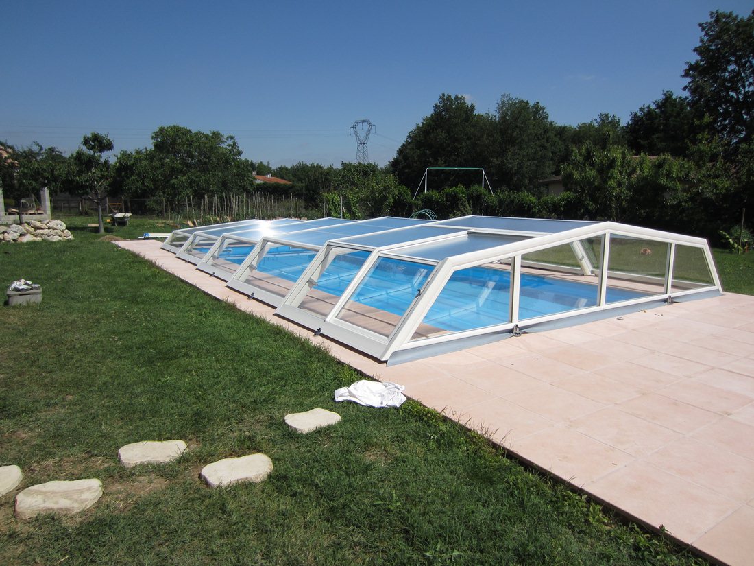Un abri de piscine très simple à entretenir en PVC.