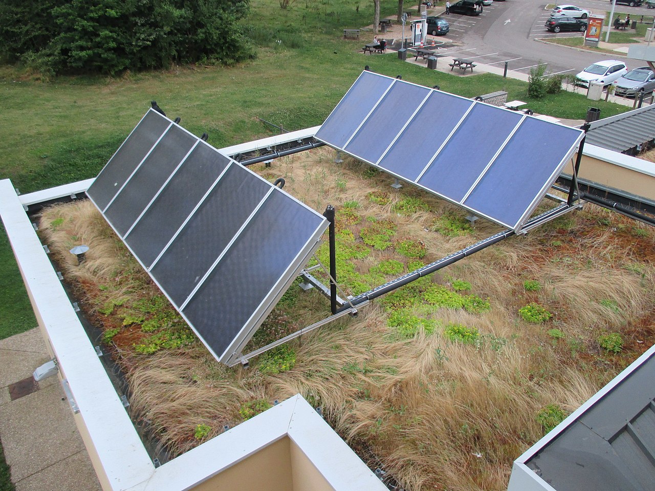 Des panneaux solaires sur un toit plat