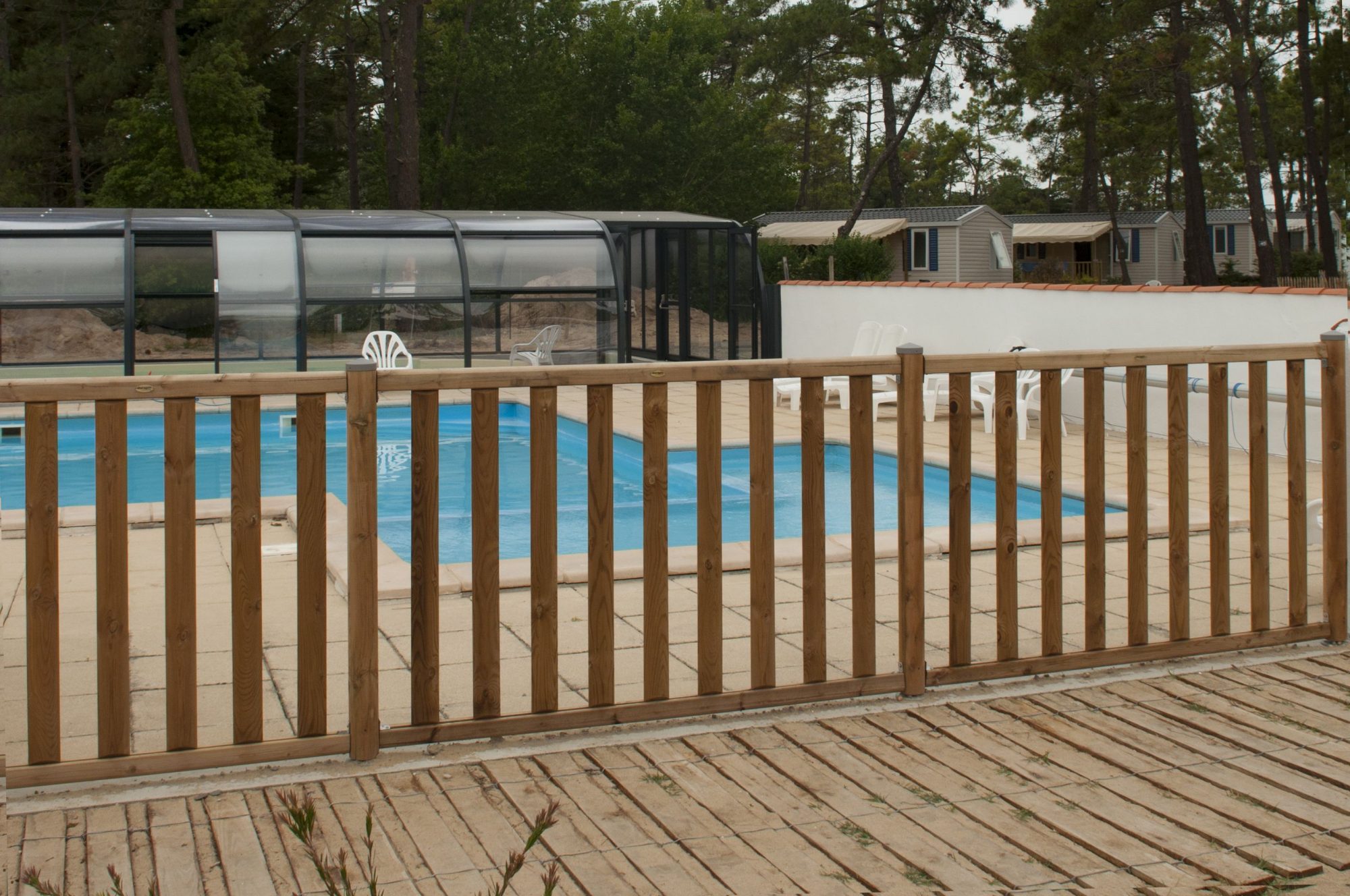 Une clôture pour piscine en bois.