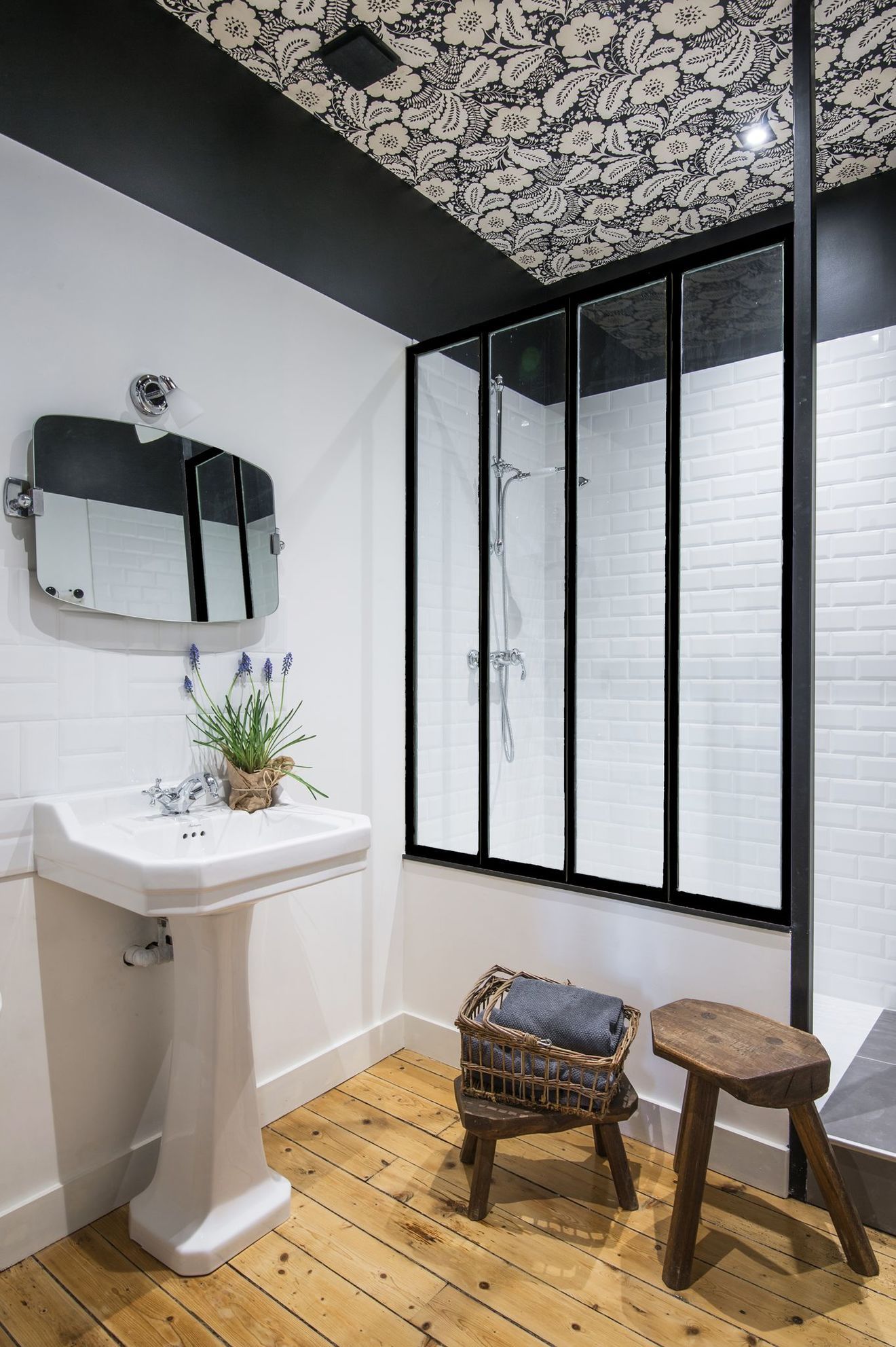 Une salle de bain d'appoint installée dans les combles