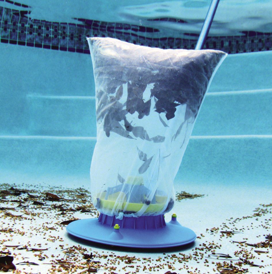 Un nettoyage du fond de la piscine à l'aide d'un balai de piscine manuel