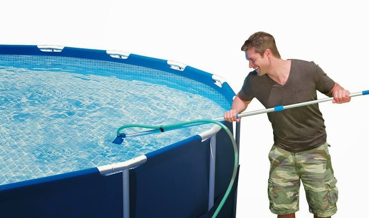 un nettoyage fréquent pour piscine