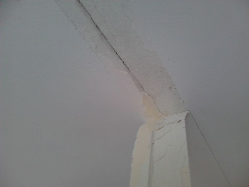 Un plafond qui se fissure au niveau de la bande d'enduit