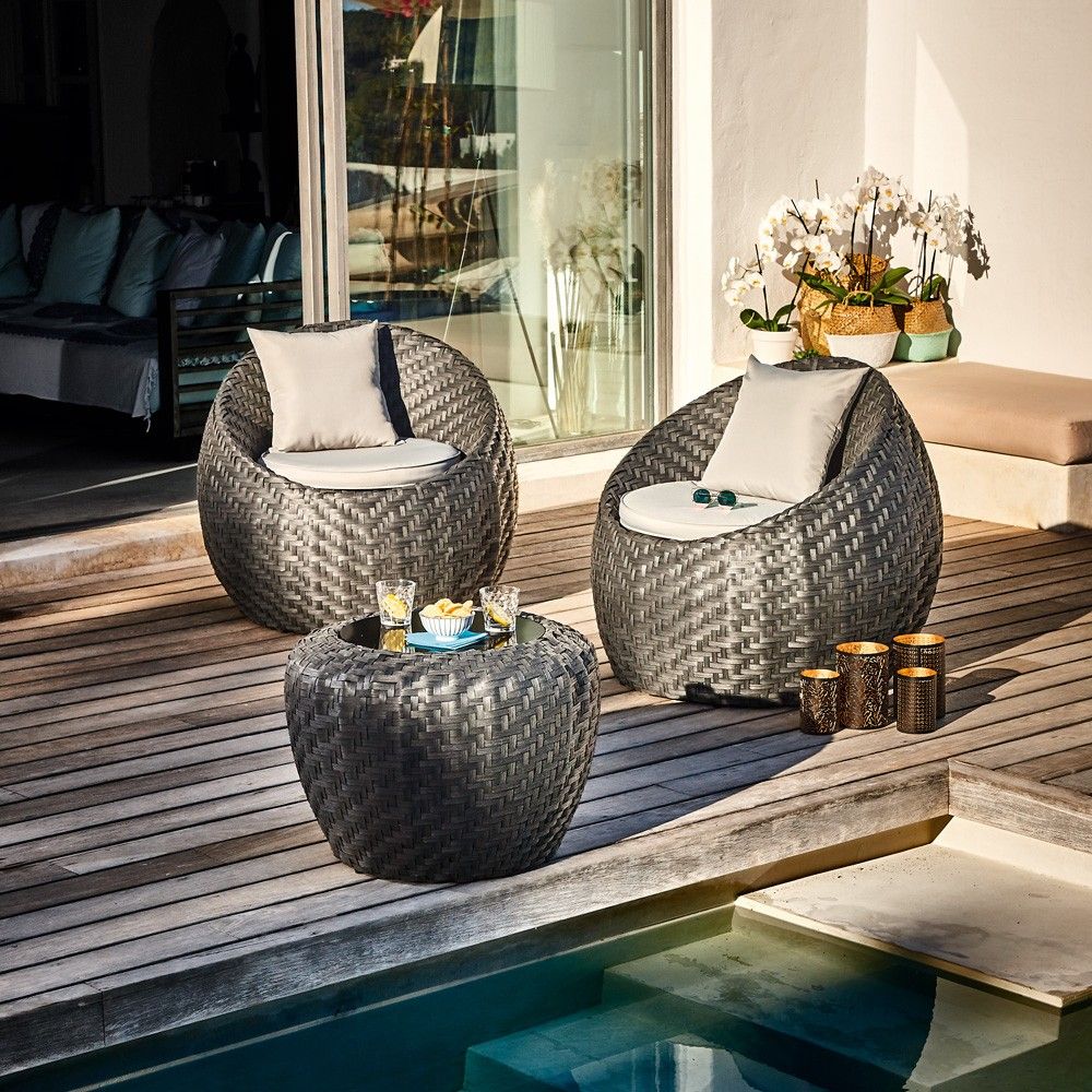 Un salon de jardin ou de terrasse en rotin.