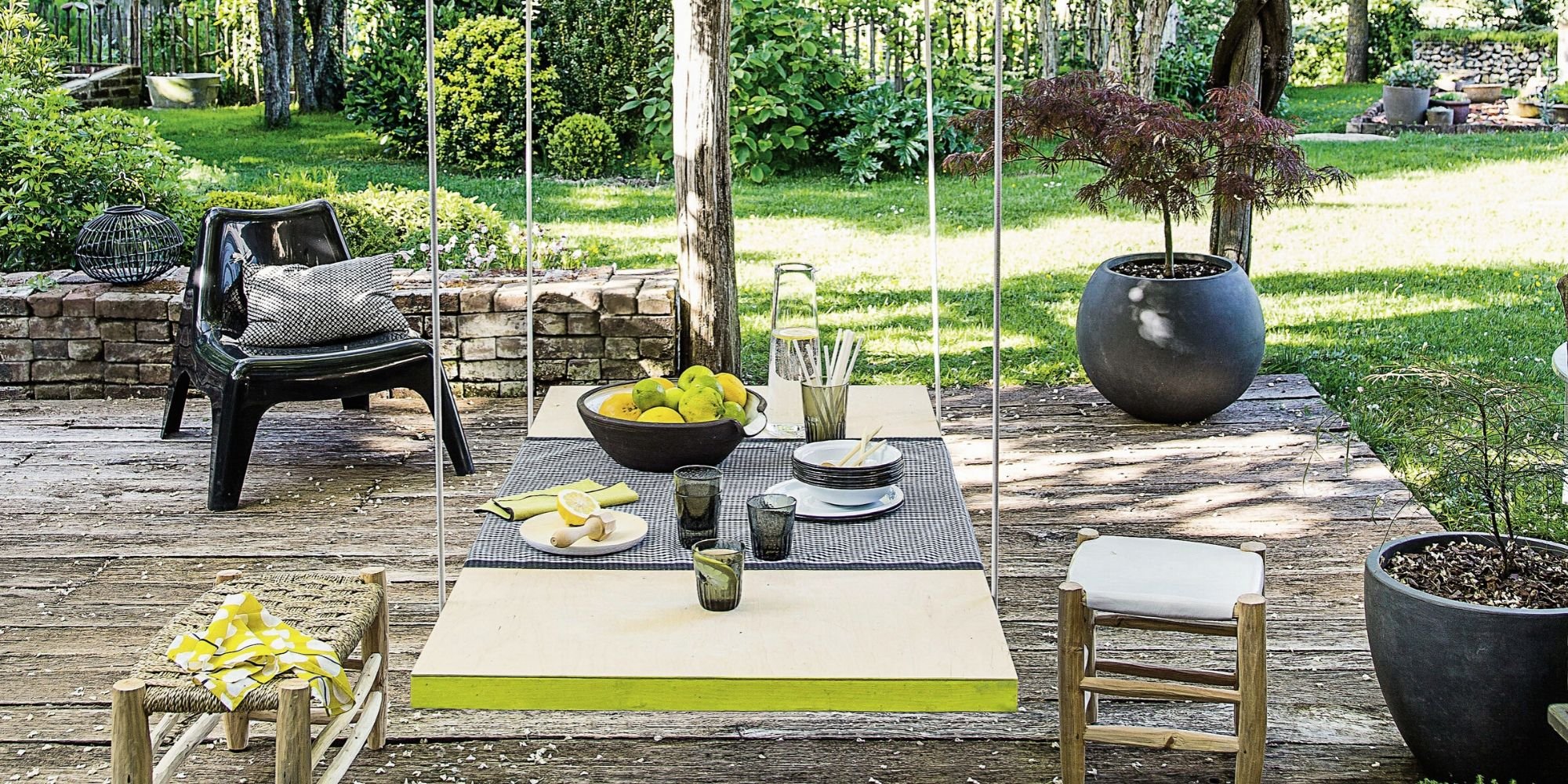 Une table de jardin suspendue