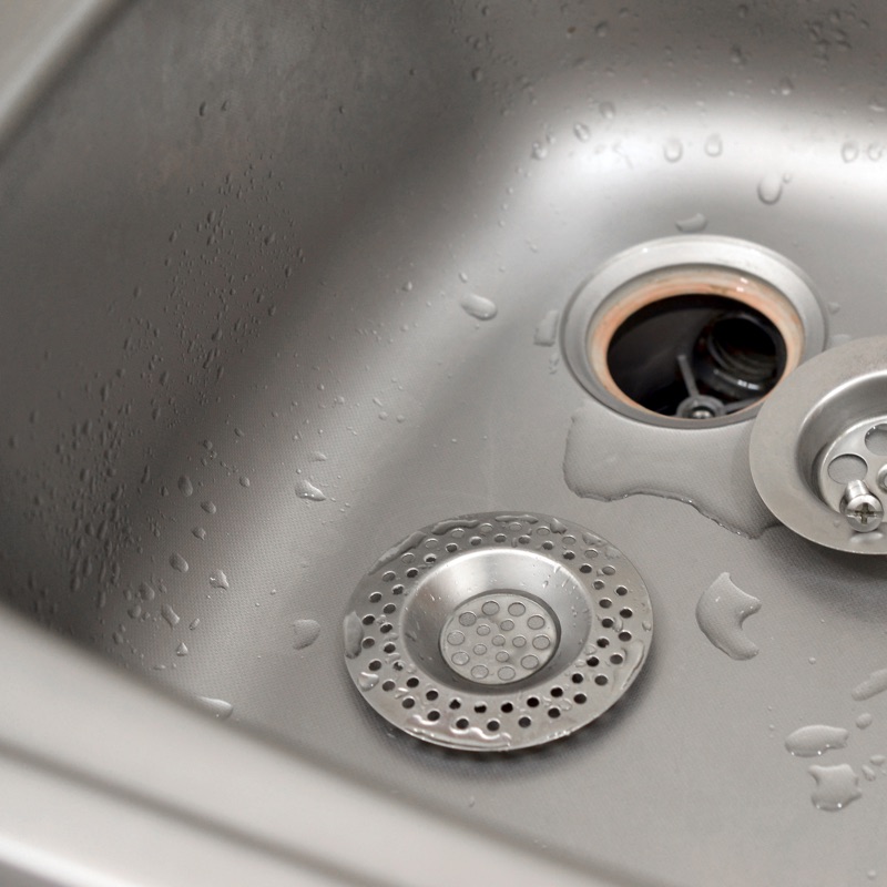 Installez une grille de bonde pour empêcher les détritus de passer dans le siphon