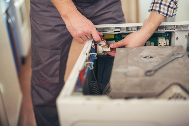 Dépannage et bricolage contre l'hyperconsommation